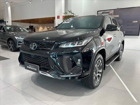 TOYOTA HILUX SW4 2.8 D-4D TURBO DIESEL DIAMOND 7L 4X4 AUTOMÁTICO